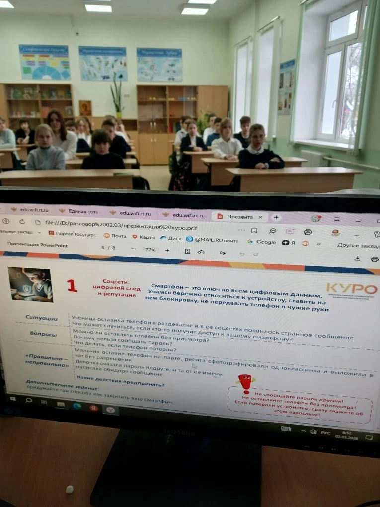 Утро понедельника в нашем лицее началось традиционно: торжественная церемония поднятия флага и испол
