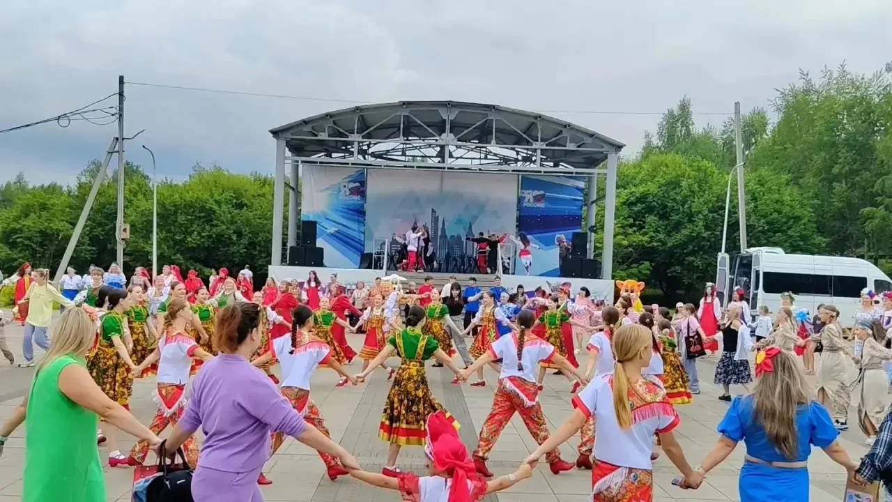 Ребятам 1 сезона пришкольного лагеря некогда скучать. Они участвуют в познавательных играх в детской