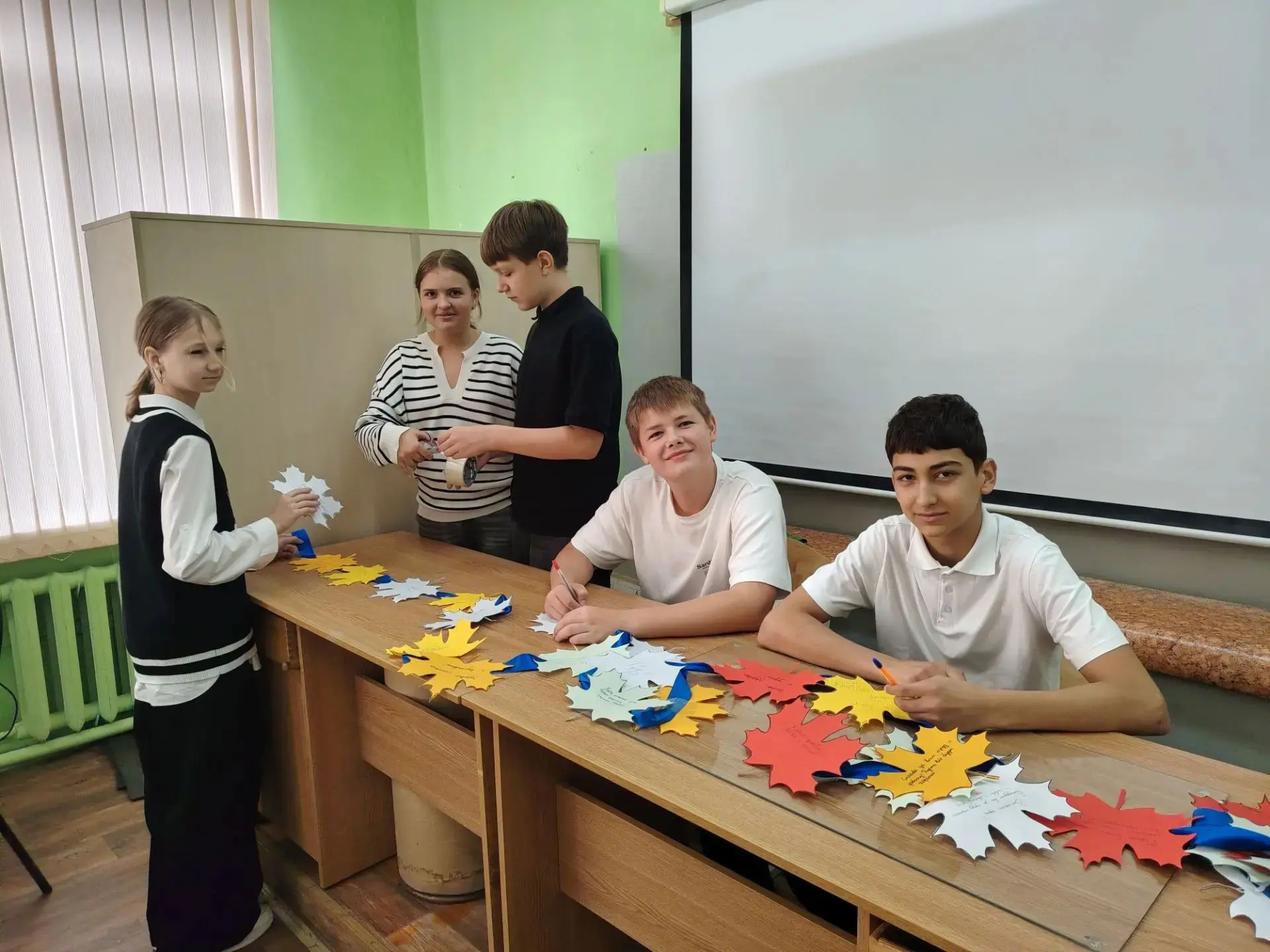 В центре образования в рамках акции «Букет добрых слов» ребята вместе с педагогами созд...
