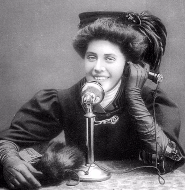 100 лет назад было модно фоткаться с телефоном.
