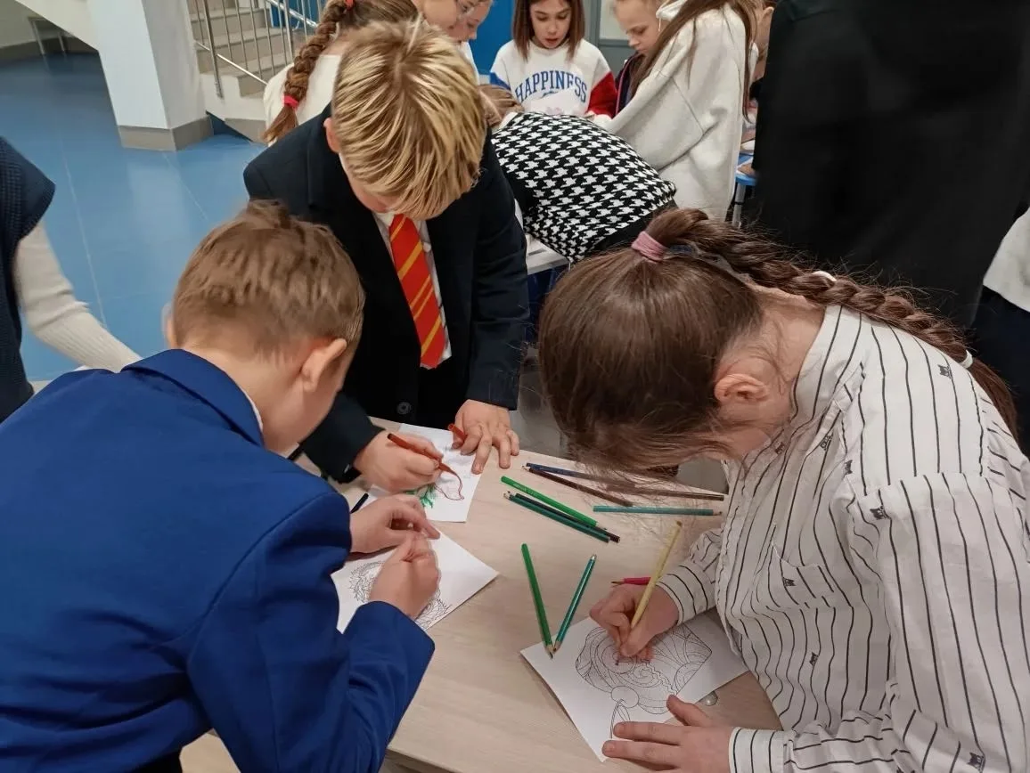 #Аксиома_наВолнеЗдоровья Тёплый и душевный день в рамках Недели здоровья — День эмоций! ✨   🖍 Творче