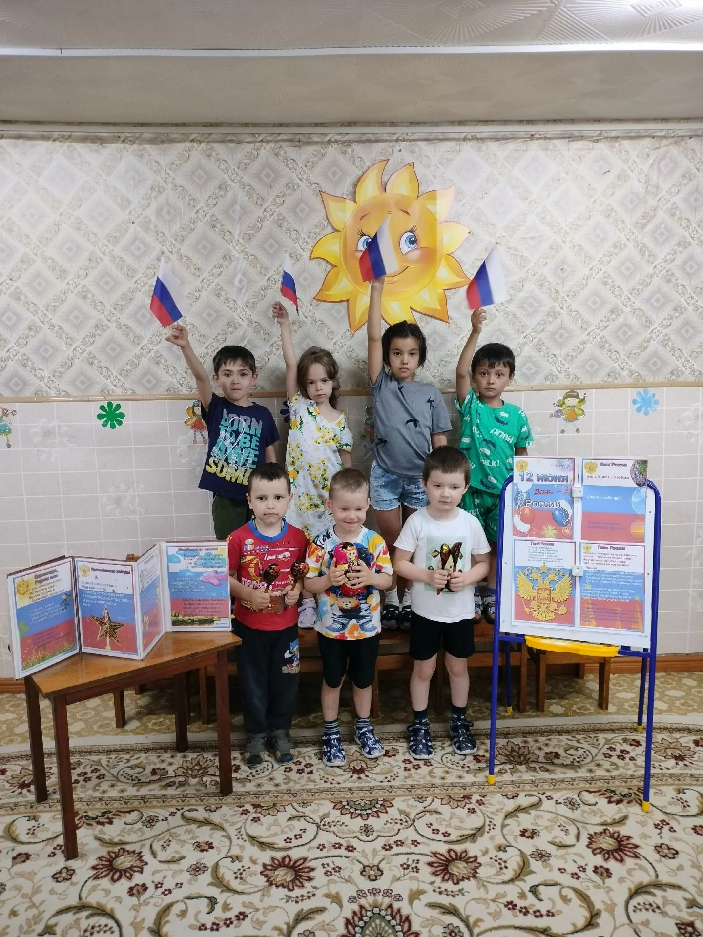 Сегодня, в преддверии праздника в нашем детском саду прошёл тематический день, посвященный Дню Росси