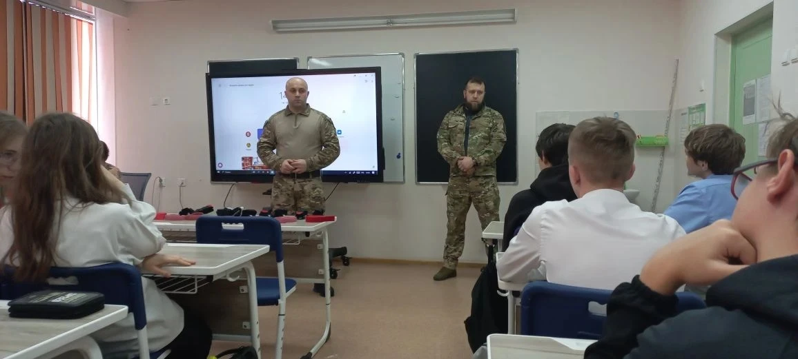 Сегодня члены губкинского батальона "Сталь" провели занятие с учащимися 9в класса на тему «Обнаружен