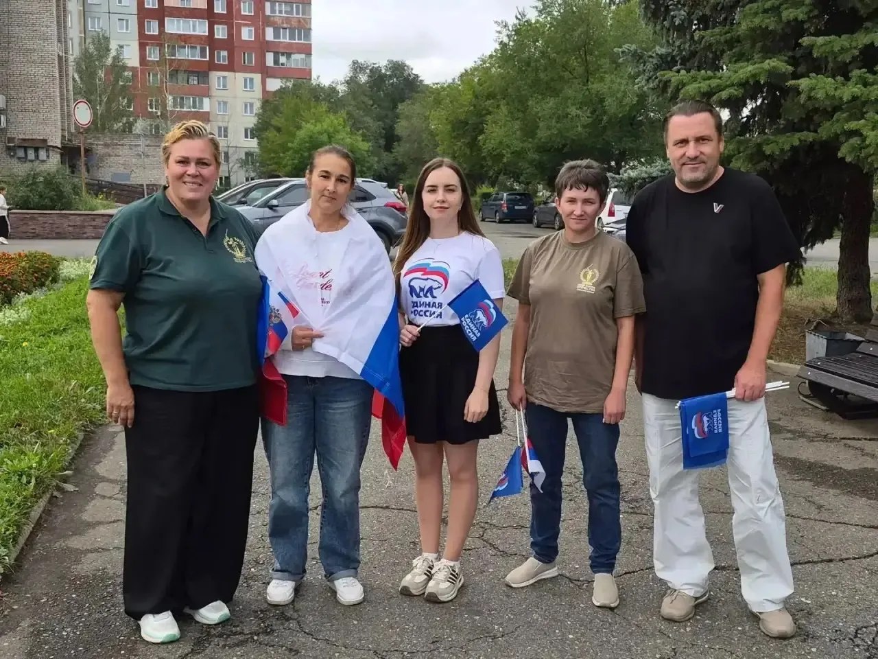 В Саяногорске прошла патриотическая акция «Триколор и я» ко Дню российского флага