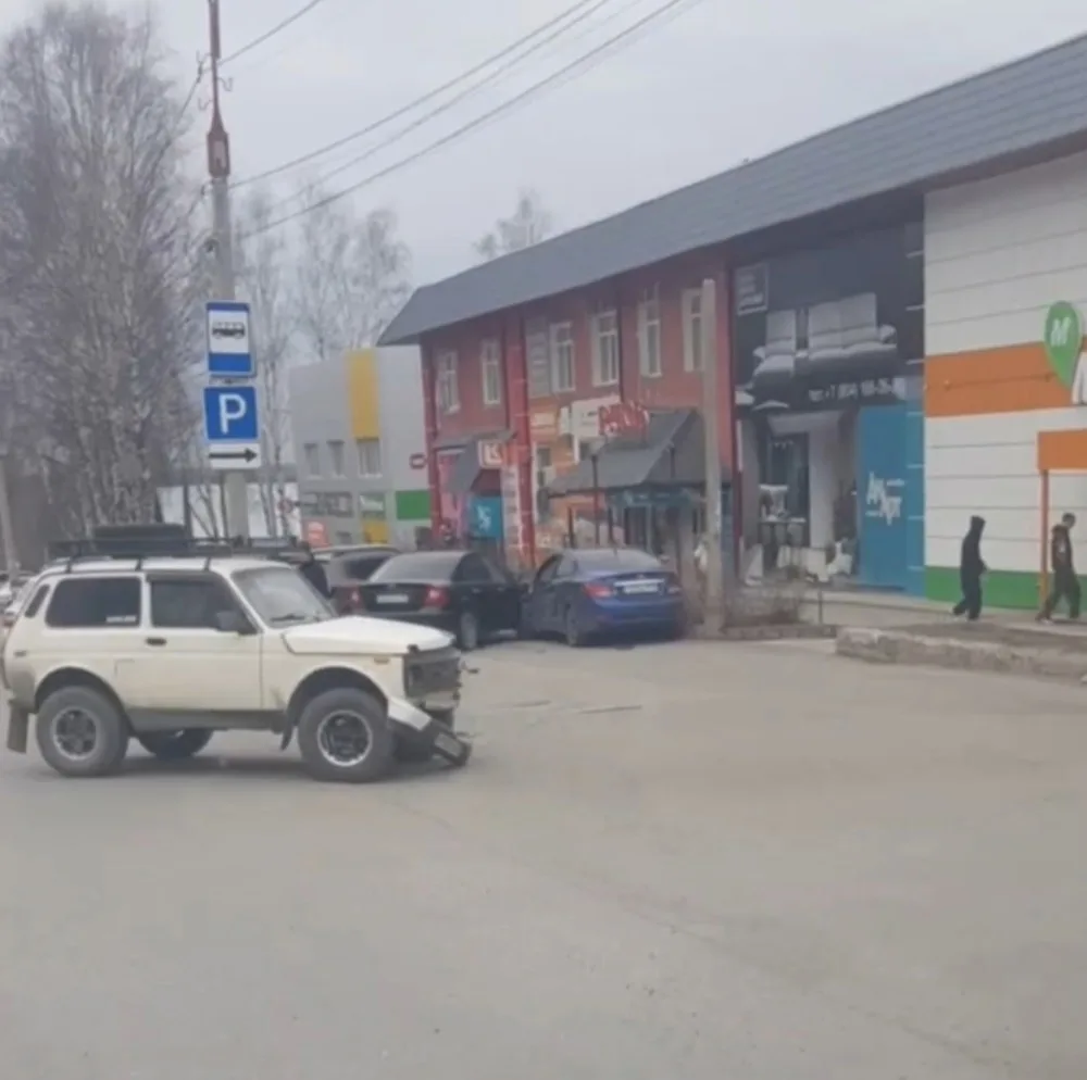 ⚠️Напротив ТЦ «Русь» в Серове произошло массовое ДТП  Сегодня в районе торгового центра «Русь» зафик