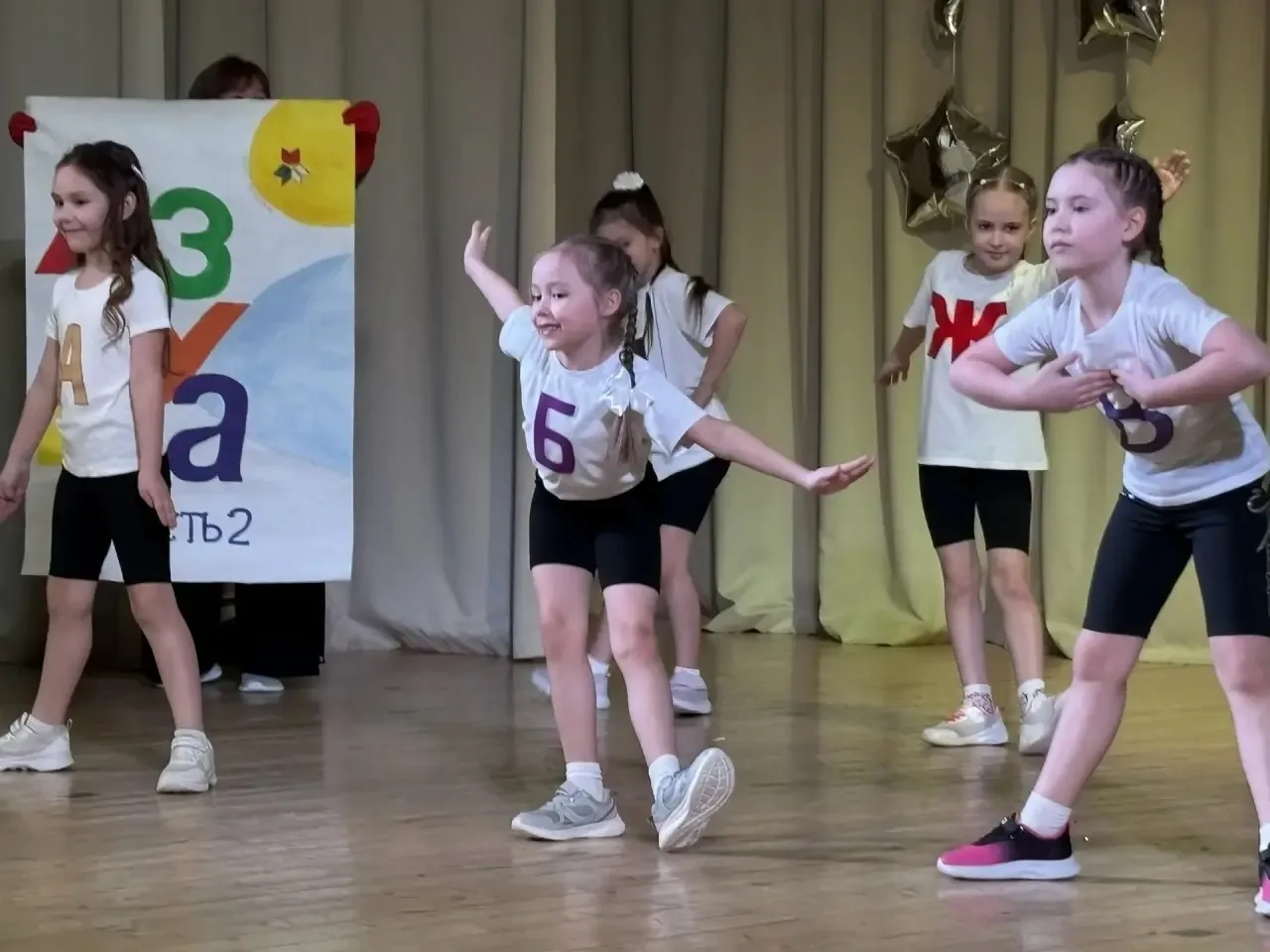 В пятницу в нашей школе было особенно шумно и весело! 🎉  Для самых маленьких учеников, наших первокл