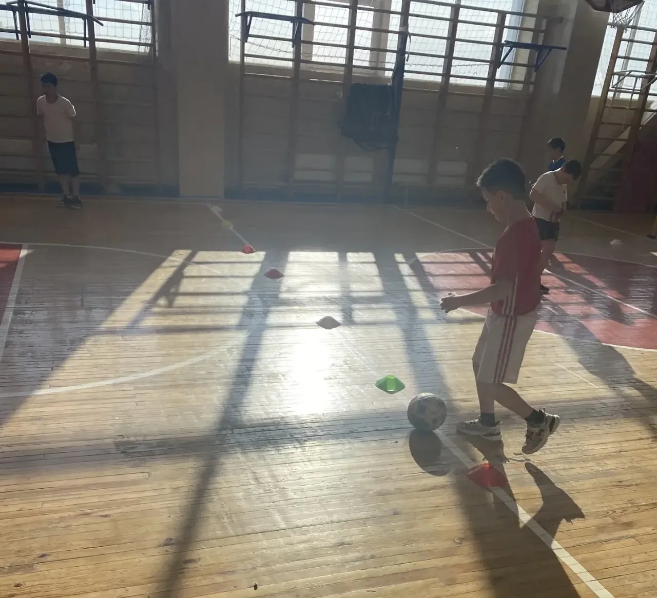 В рамках проекта «Футбол в школе» ⚽️в нашей школе с большим успехом прошла увлекательная спортивная 