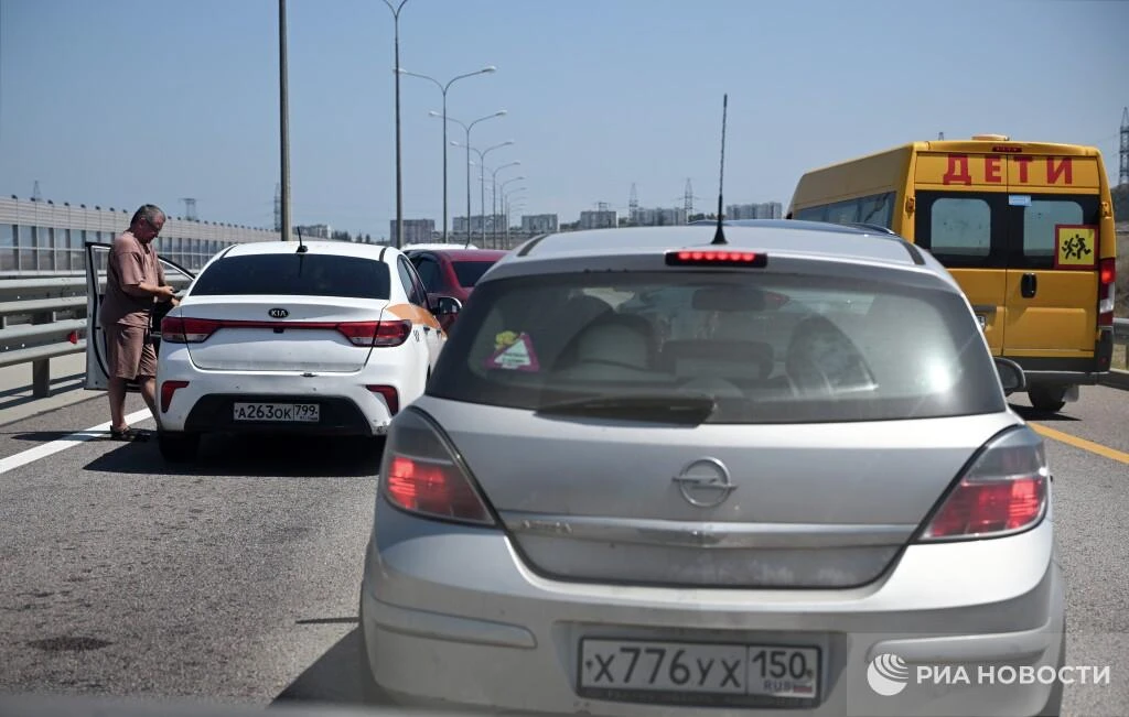 215 авто ждут проезда по Крымскому мосту со стороны Керчи.

Со стороны Тамани пробки нет.

Об этом с