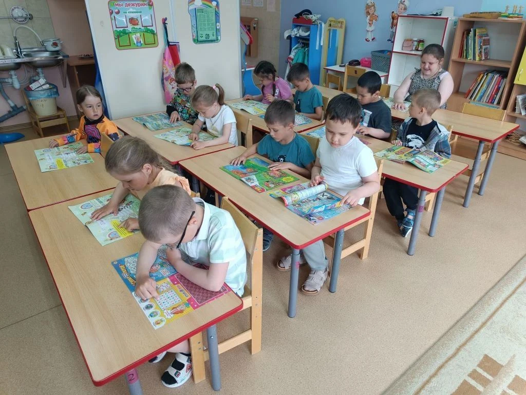 🤵Воспитанники группы «Радуга» отправились в местное почтовое отделение, чтобы лично поздравить сотр