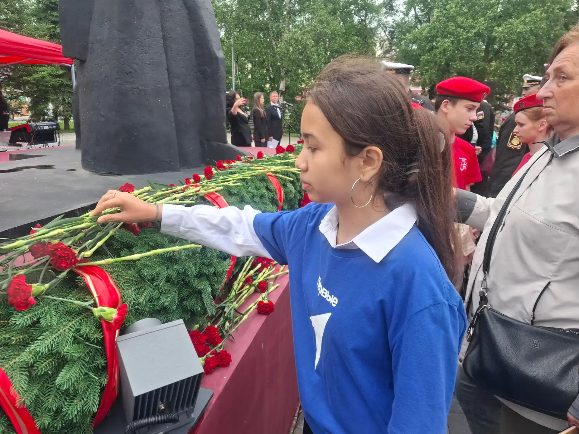 Сегодня наши Юнармейцы Варя Олесик,Миша Бондарь, Саша Рыжков, а также активистка Движения Первых Саб