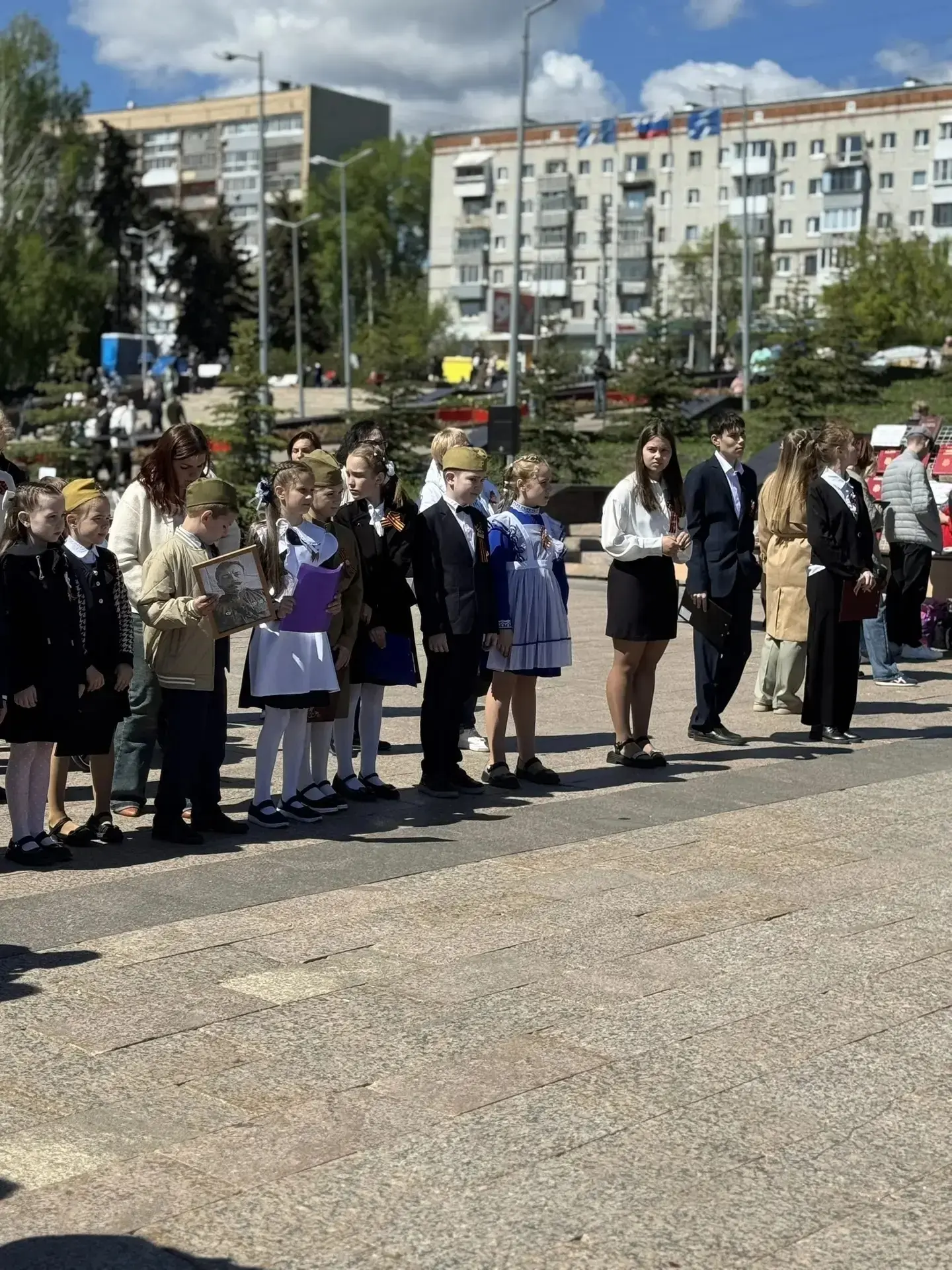 Вы в битве Родину спасли,  Преодолели все преграды.  Спасибо вам от всей земли,  За все спасибо вам,