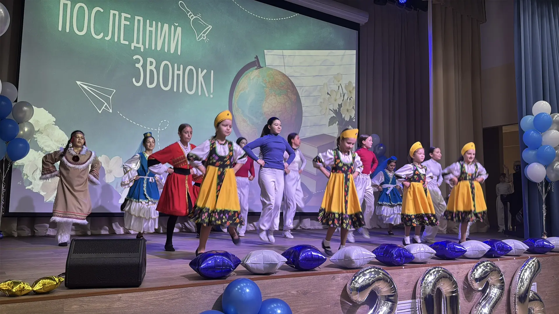 ПОСЛЕДНИЙ ЗВОНОК В ТРЕТЬЕМ КОРПУСЕ: ПРОЩАНИЕ С ДЕТСТВОМ — 11 КЛАСС 🎓✨  Сегодня прозвенел последний з