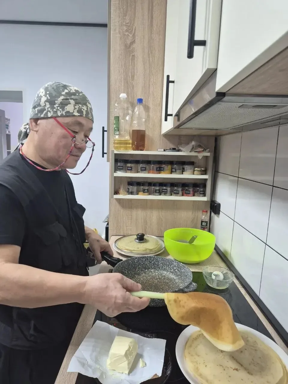 Монтировал декорации для МХАТа, а на пенсии научился писать иконы и поехал помогать в Северодонецк  