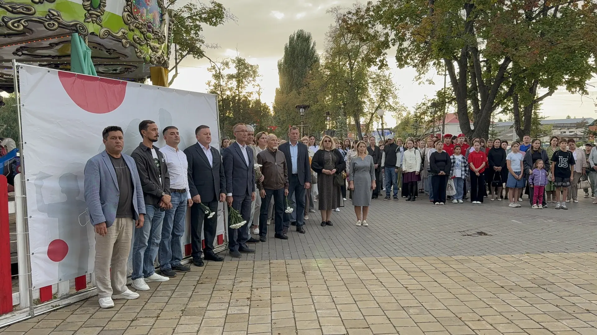 Сегодня у входа в парк «Семейный» жители района собрались, чтобы почтить память детей, ...