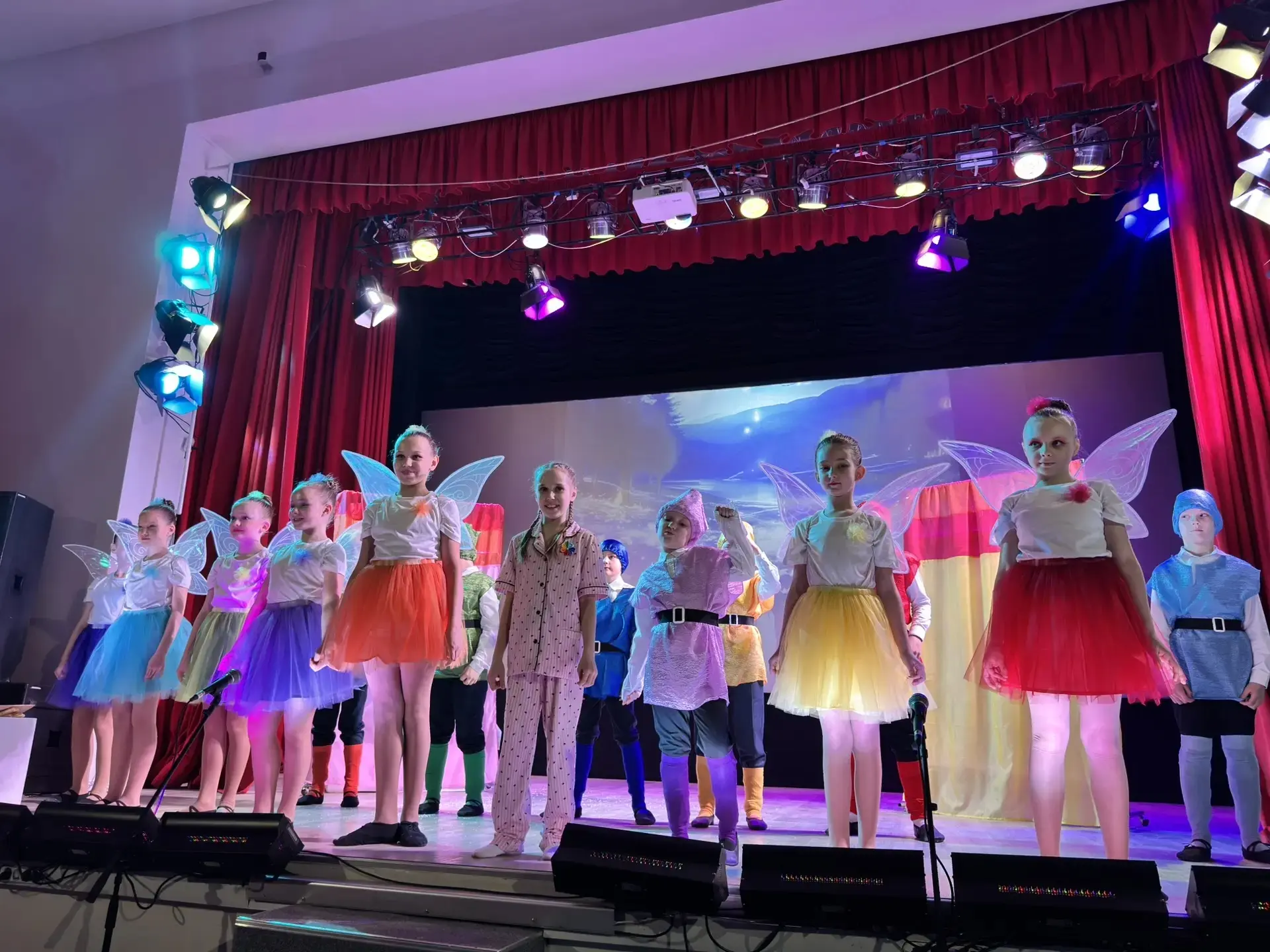 🎭✨ В преддверии Международного дня театра школьники зажгли на сцене! Как звёздочки под...