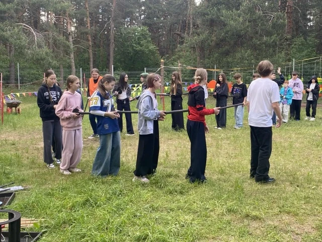 Гимназисты 6А класса вместе с родителями, классным руководителем Власюк Л.А. и первым учителем Каляе