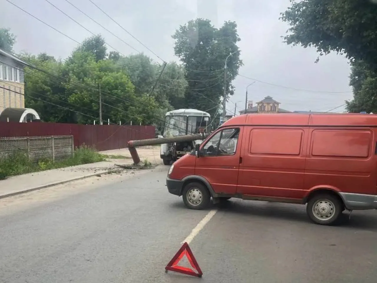В Павлове рейсовый автобус снес фонарный столб. Опора перекрыла обе полосы, движение затруднено.

Ни