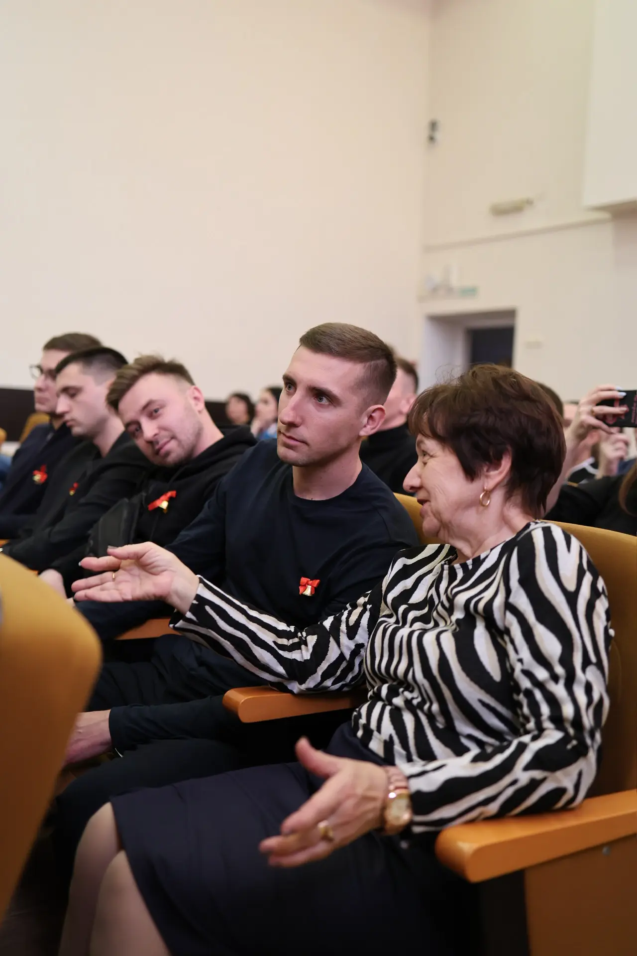 🎓Вечер встречи выпускников в нашей школе   В стенах нашей школы вновь собрались те, кто много лет на
