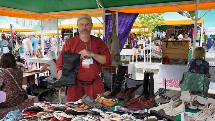 Как добраться из Челнов на Спасскую ярмарку в Елабугу

Ценник варьируется от 100 до двух тысяч рубле