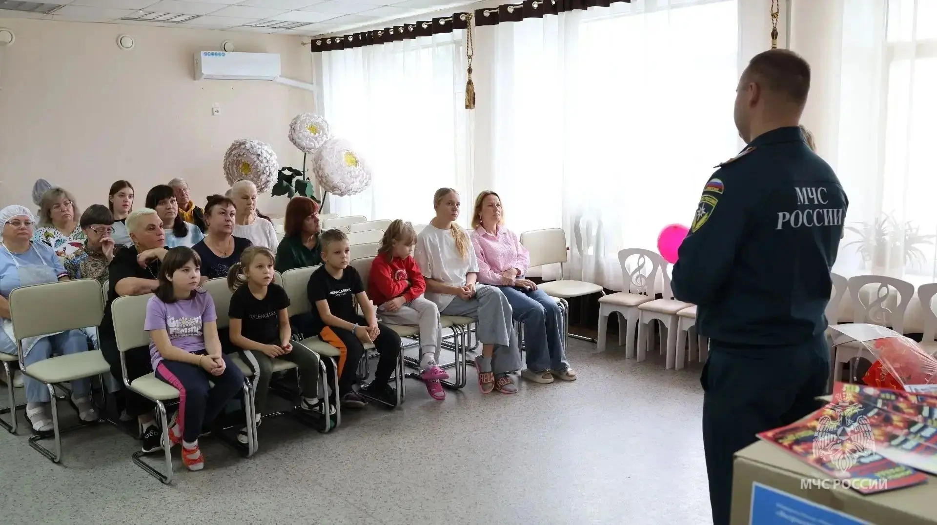 В преддверии Дня знаний сотрудники МЧС России навестили воспитанников центра «Бригантин...