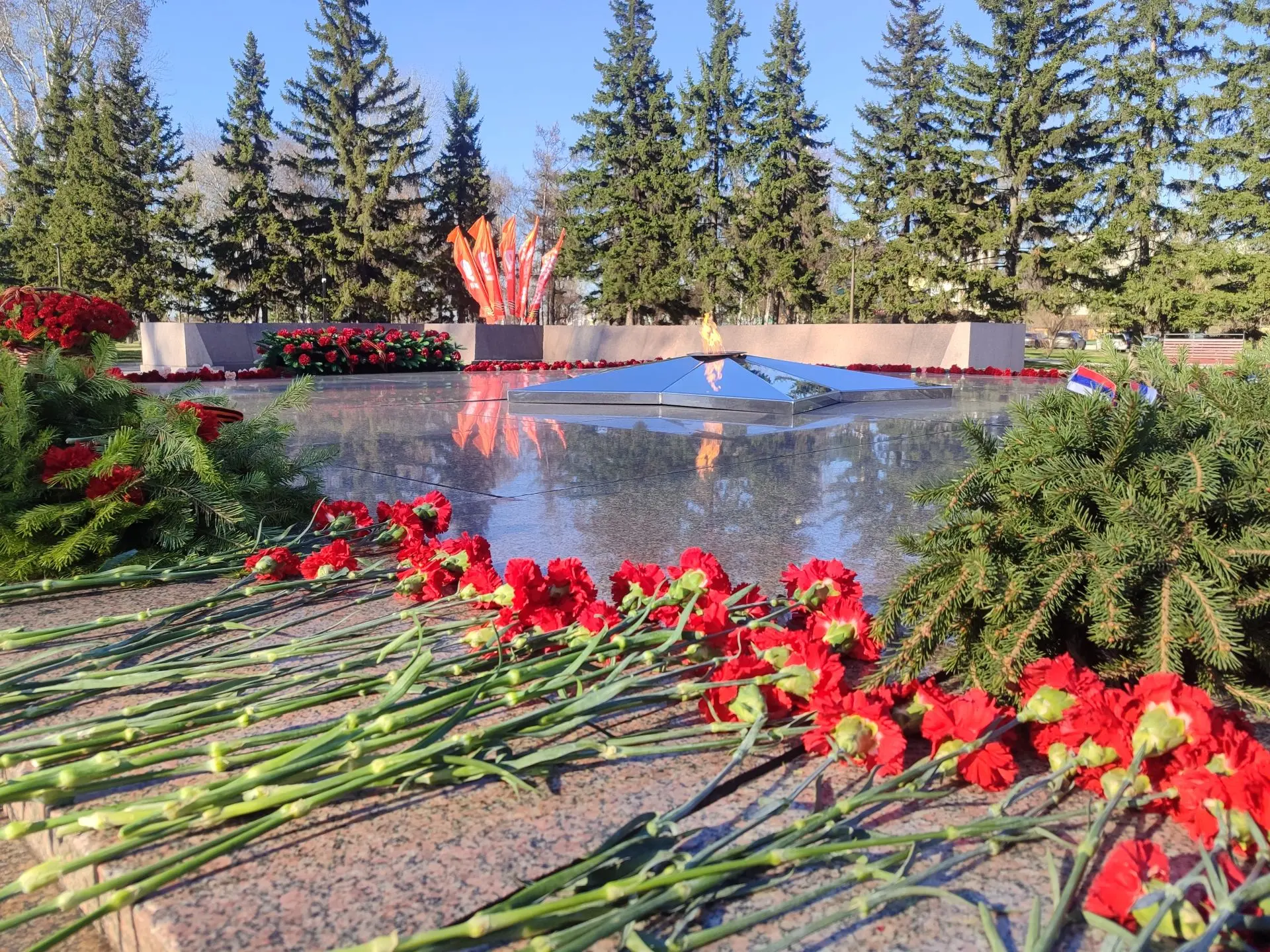 Дорогие друзья! От всей души поздравляем вас с Днём Победы! 🎖️🌷  Для нашего коллектива память о подв