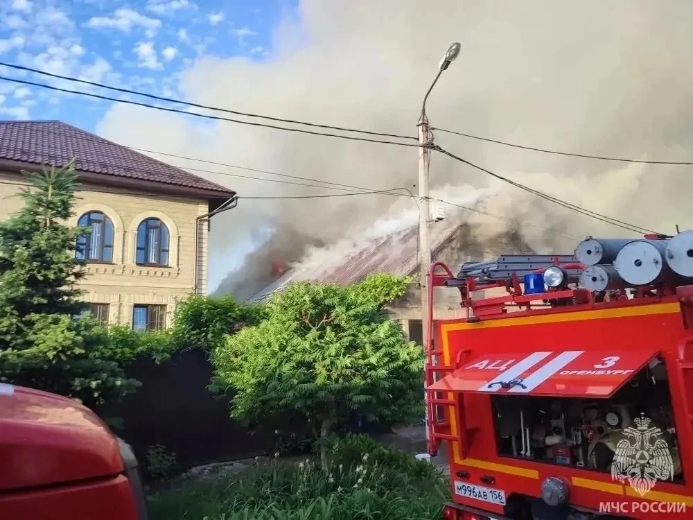 🔥В Оренбурге потушили пожар площадью 300 кв. м на улице Обороны   #Про_Происшествия  Сегодня утром, 