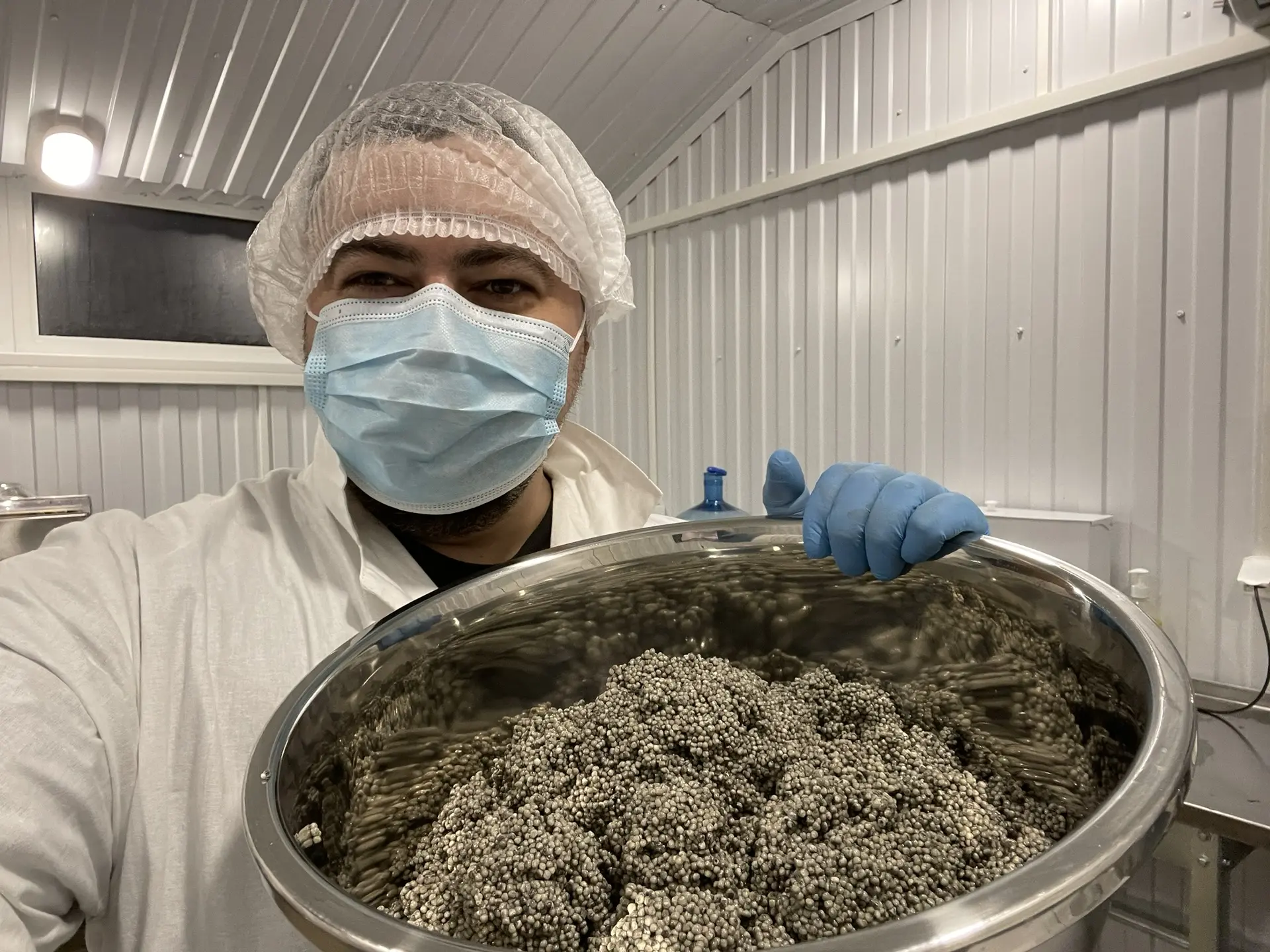 Кому икорочки свежей черной