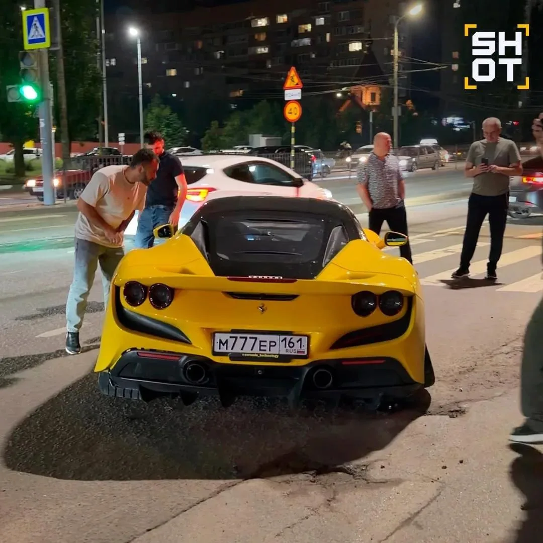 Каскадер Евгений Чеботарев попал в жесткое ДТП на своей Ferrari в Ростове-на-Дону. Доро...