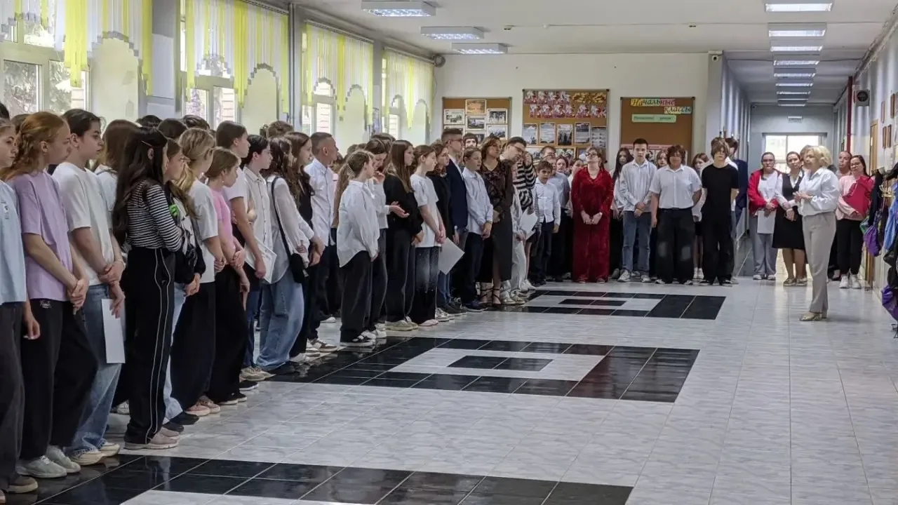 Две линейки, одни ценности: гордость за нашу школу!  В нашей школе прошли традиционные торжественные
