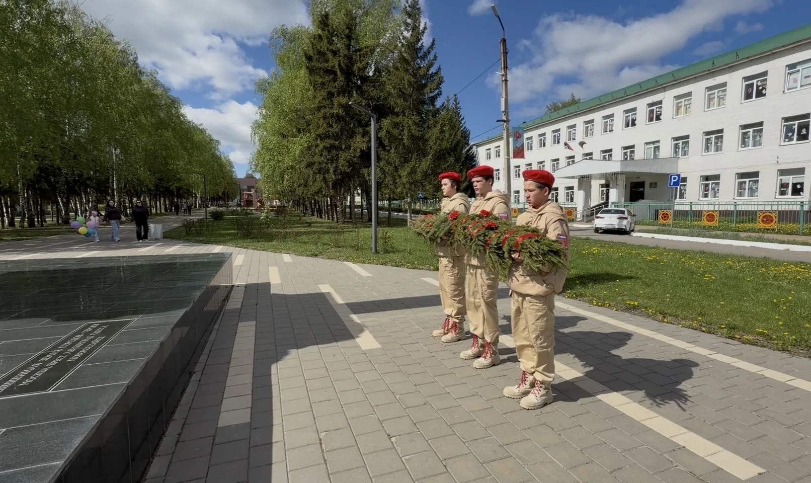 ДЕНЬ ПОБЕДЫ🎗️
9 мая 2026 года юнармейцы школы возложили гирлянду к Вечному огню, отдав дань памяти 