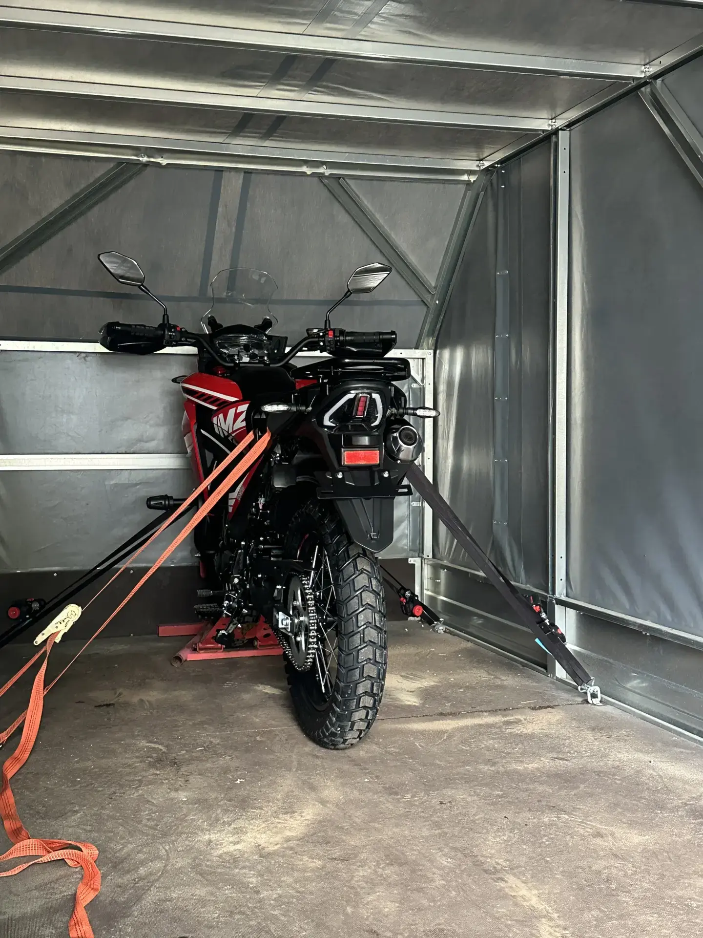 Первый IMZ XR-300 уже отправился к своему владельцу.

Мотоцикл погрузили, надёжно закрепили в прицеп