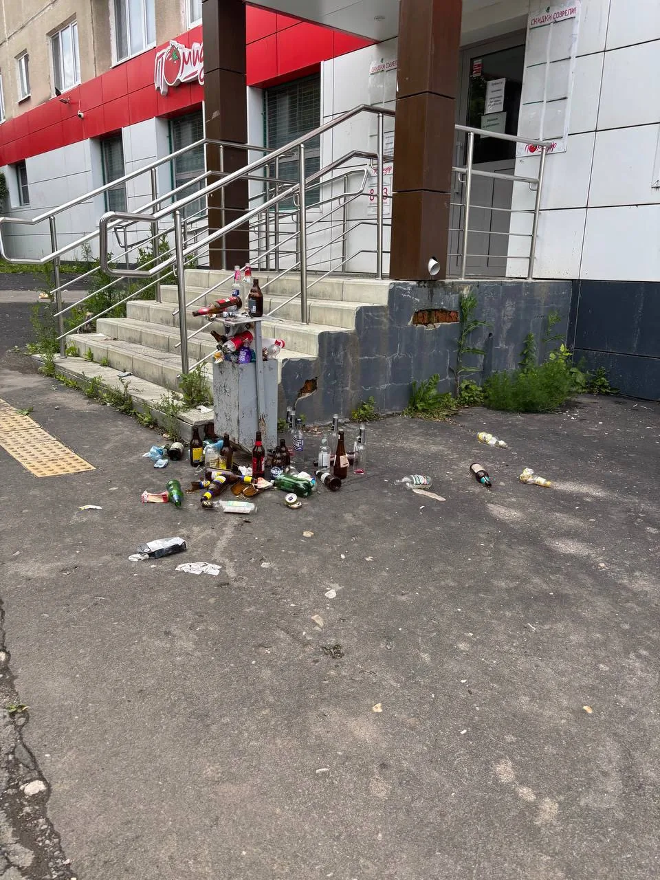 Уберите этот мусор пожалуйста, гуляла сегодня с собаками иду по улице уральская 51 и вот такое вижу,
