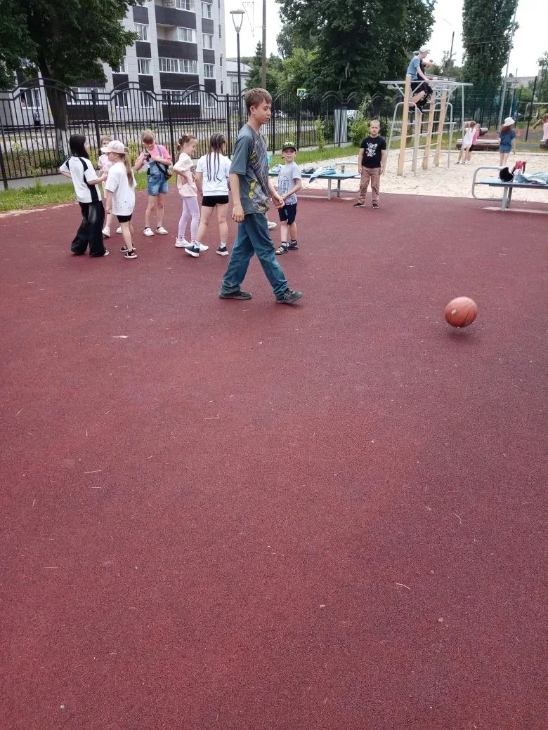 Отряд «Быстрые кеды» в деле! 🏀💪

Вчера у нас был просто невероятный первый день в лагере! Отряд «Б