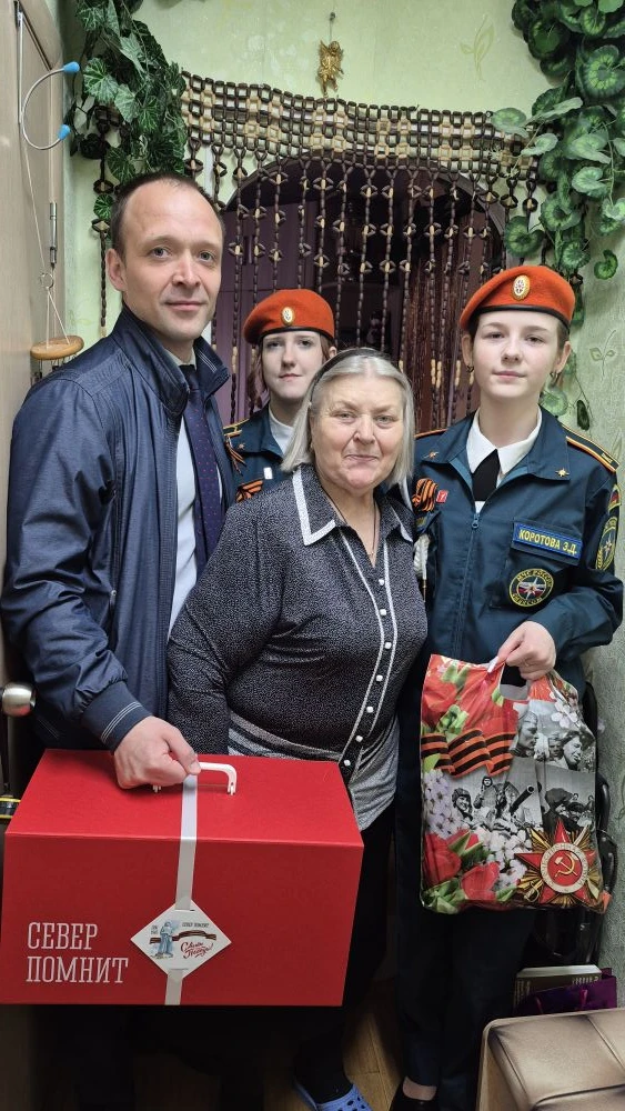 Низкий Вам поклон, дорогие ветераны, за мирное небо, за этот солнечный май! 
С праздником Вас, с Днё