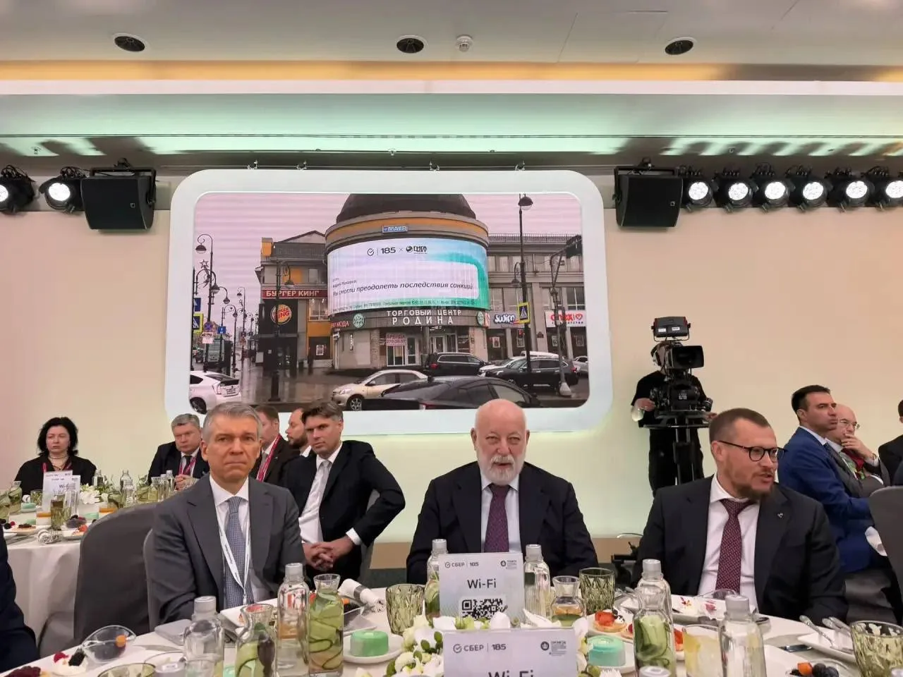 ИИ + Медиафасады = Сбер + МАЕР