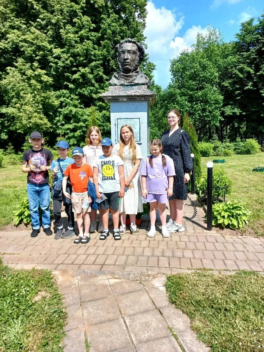 🌅 Сегодняшний день подарил нам встречу с волшебным миром А. С. Пушкина — мы побывали в...