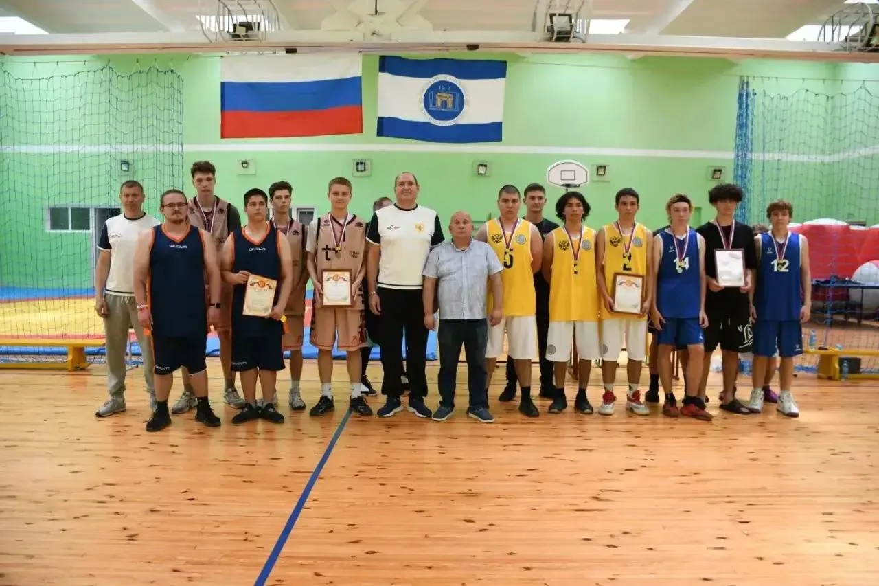 🏆 В Скадовске прошел чемпионат по фиджитал-стритболу, приуроченный ко Дню России

В соревнованиях п