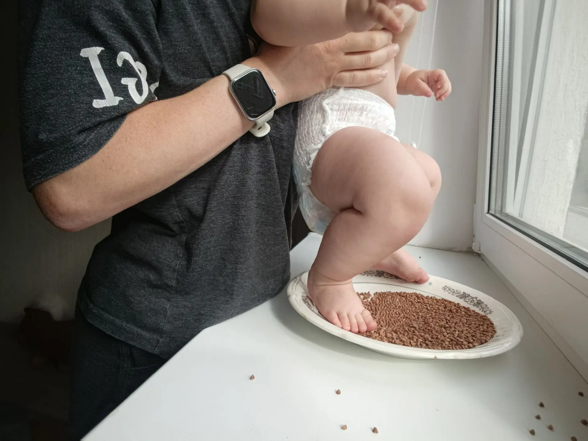 Ванюшка, обожает изучать , что-то новое трогать , пробовать на вкус , нюхать .😍