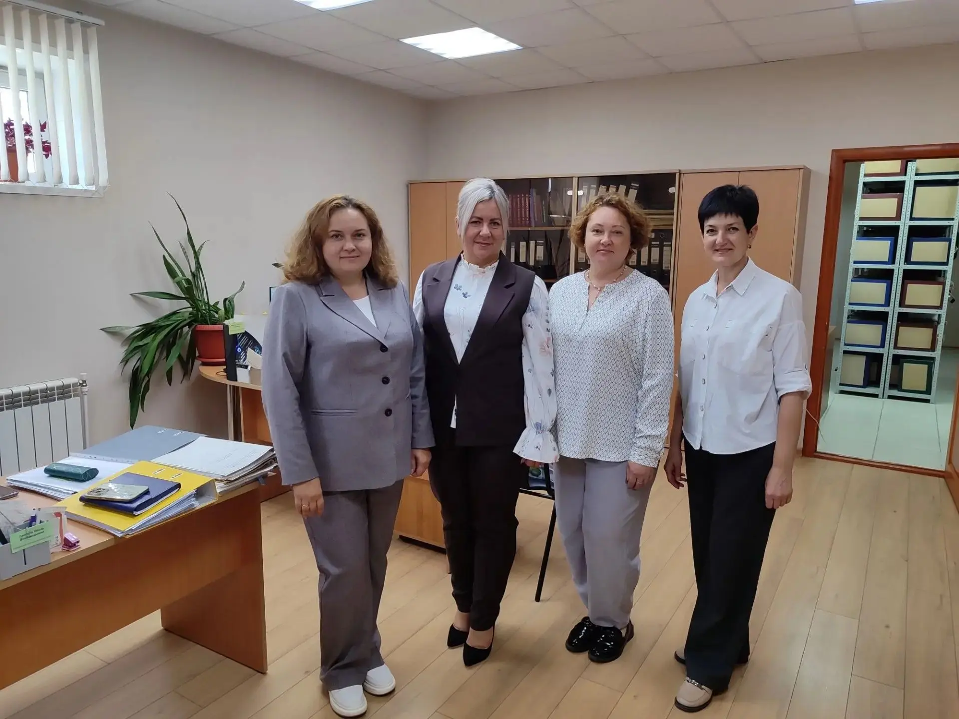 Начальник главного архивного управления Рязанской области Наталья Стародубцева с курато...