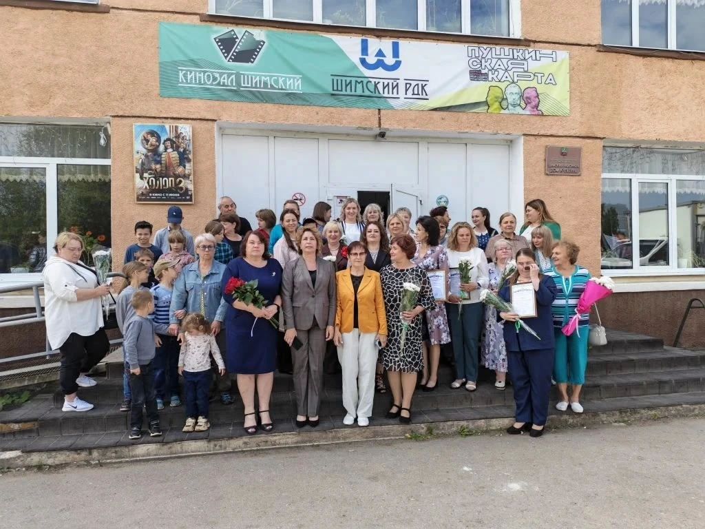 Поздравила коллег с днём социального работника!