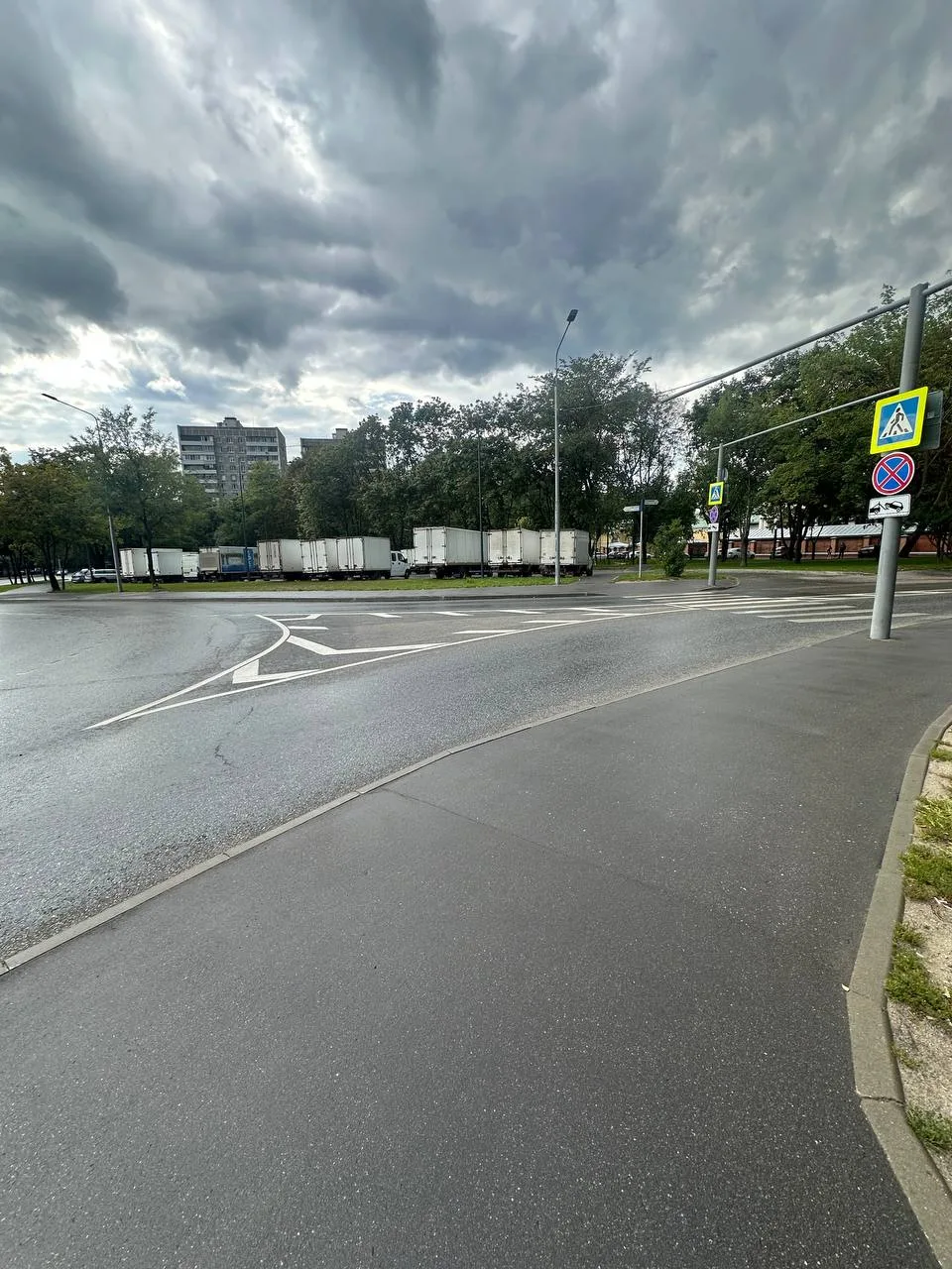 Жители уже не первый раз обращают внимание на большое количество грузовиков, которые на...