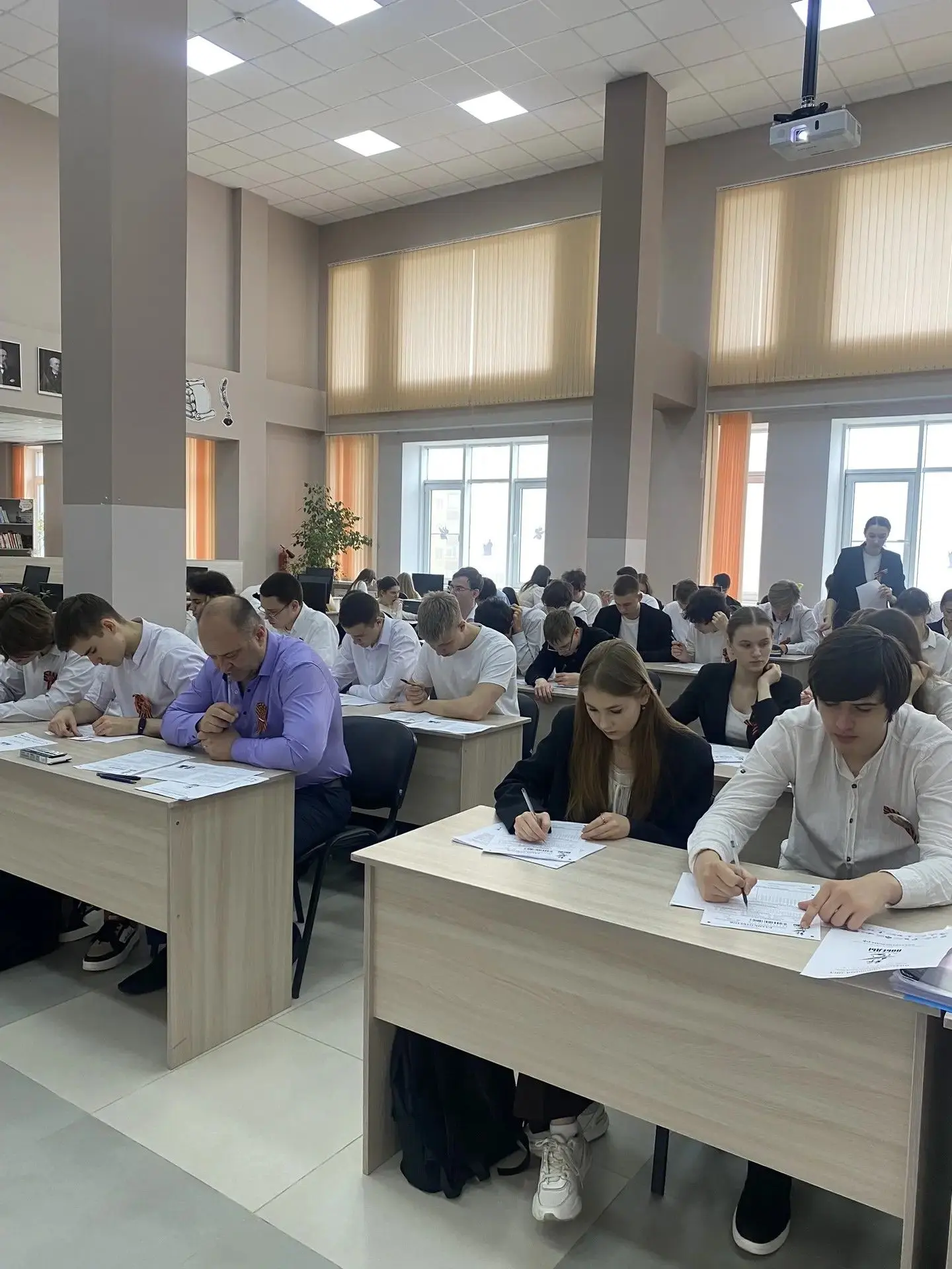 «Диктант Победы» – общая память поколений🇷🇺. Сегодня ученики нашей школы, вместе с учителями и сотру