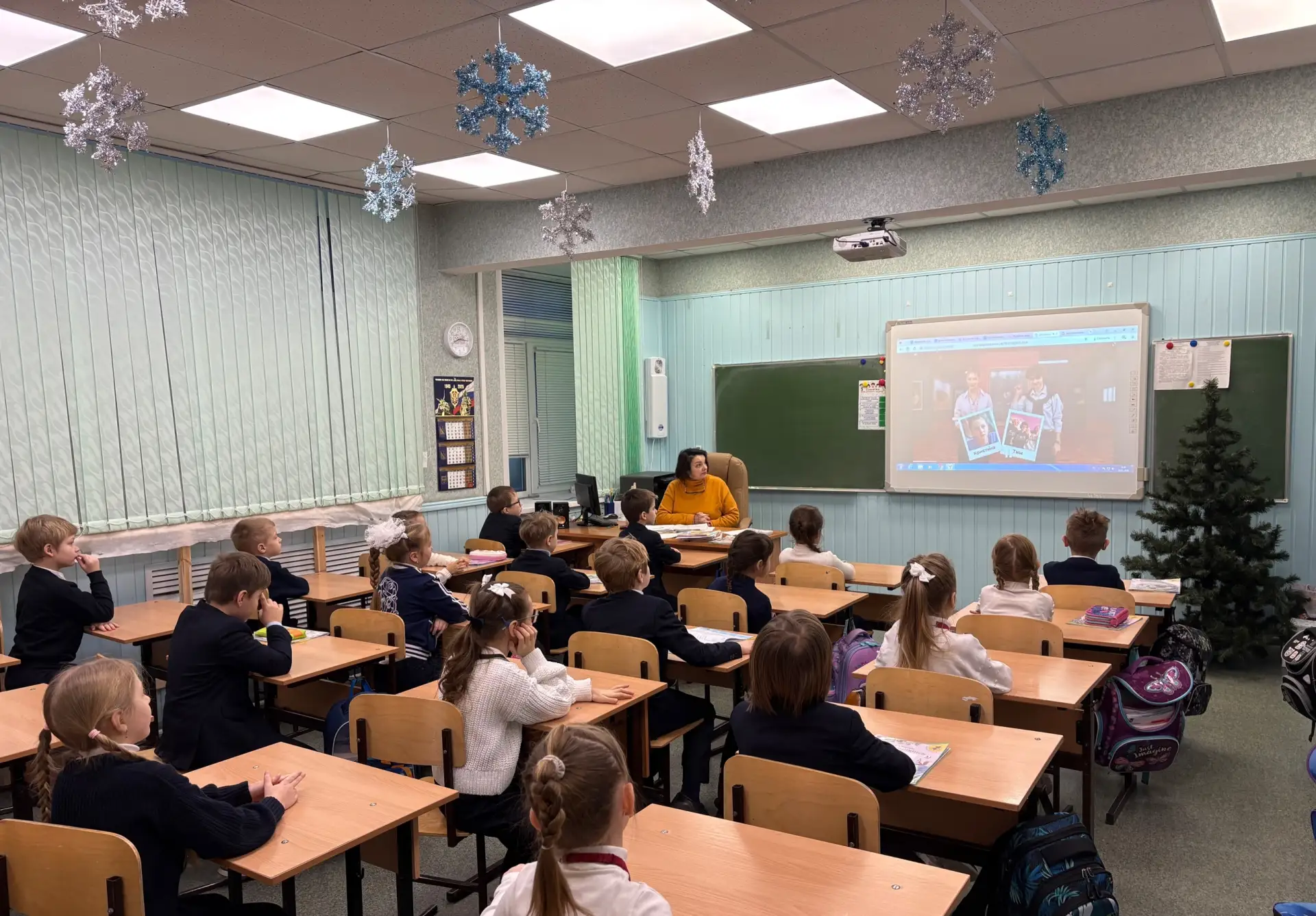 🇷🇺Новая учебная неделя в МБОУ «Гимназия № 44» началась ярко и торжественно!