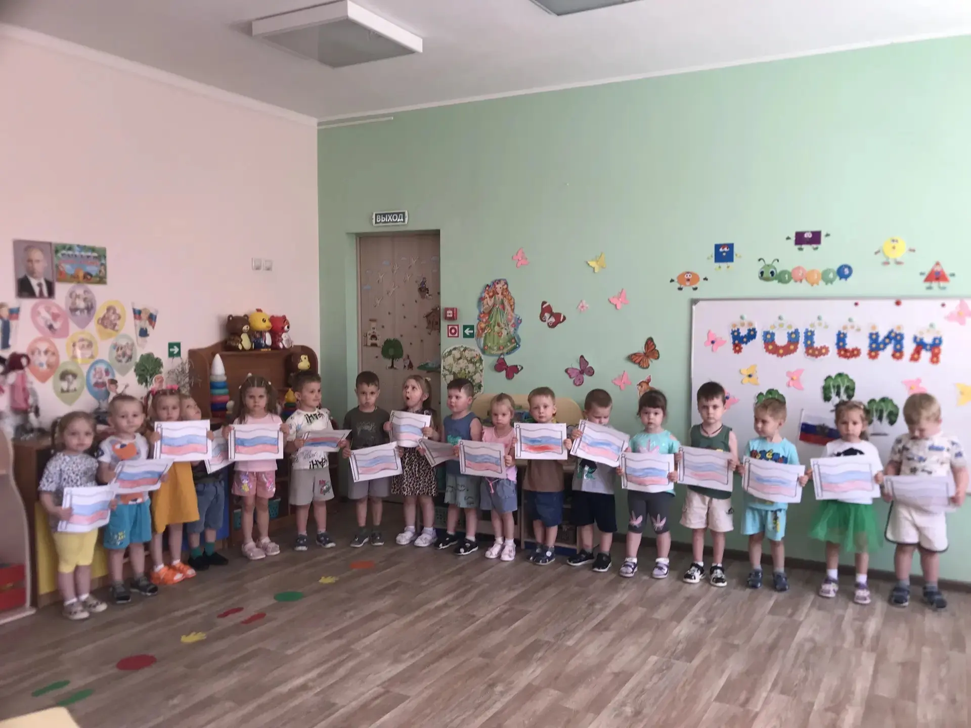 В преддверии Дня России, в младшей группе «Почемучки» прошла тематическая неделя, посвя...
