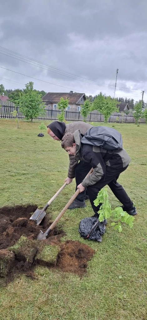 Сегодня наша школа стала зеленее и добрее! 🌳

Наши ребята и #ЮннатыПервых приняли участие в традици