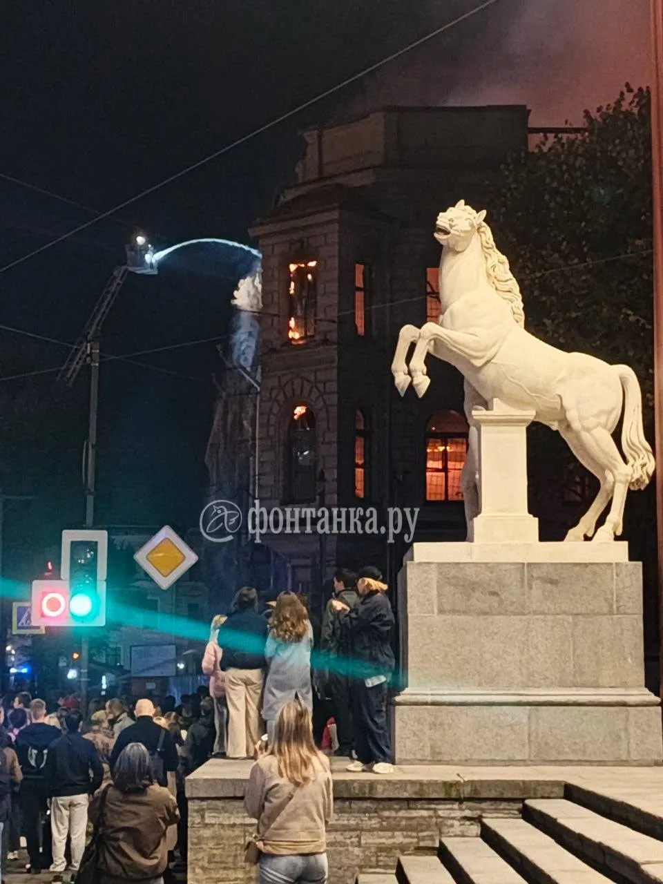 ⚡️ Огонь уже перешёл на крышу соседнего от особняка Миллера здания
