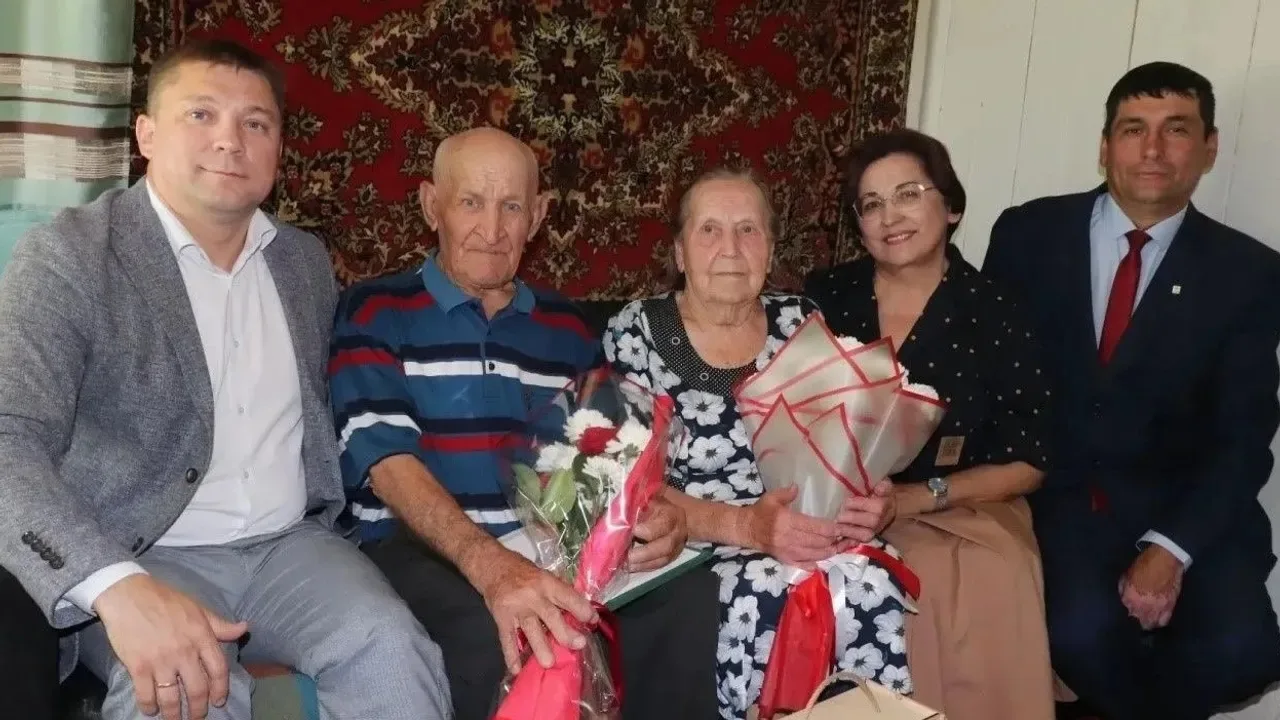 🥰 Супруги Морозовы из Нуримановского района отметили 70 лет совместной жизни

Всё началось с медлен