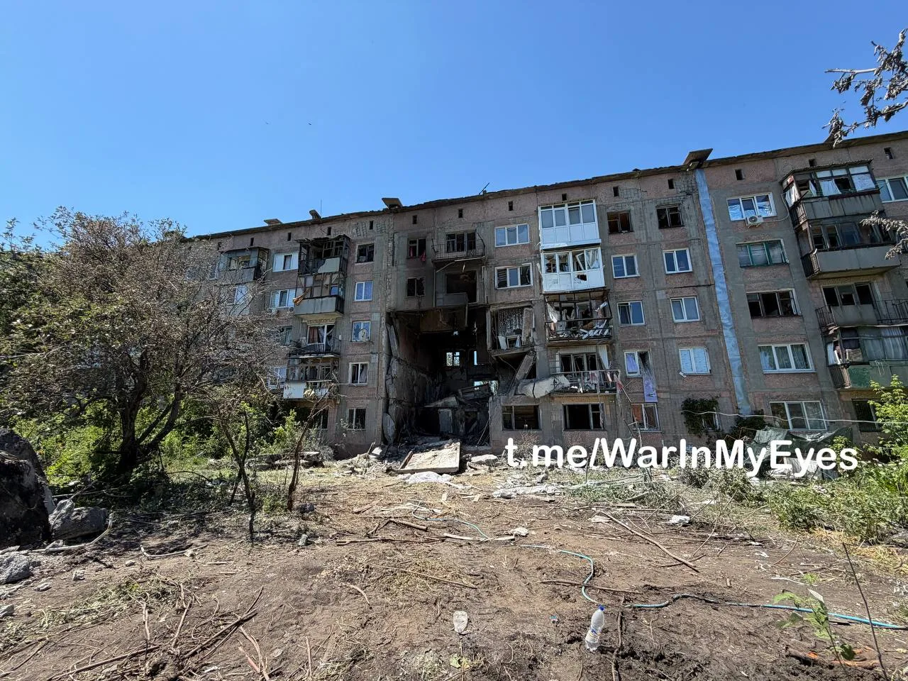 Последствия прилета ударного БПЛА в 5-ти этажный жилой дом в Калининском районе Горловки