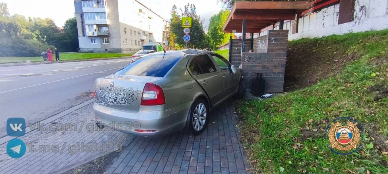 В Гвардейске 26-летний водитель допустил наезд на препятствие с последующим опрокидыван...