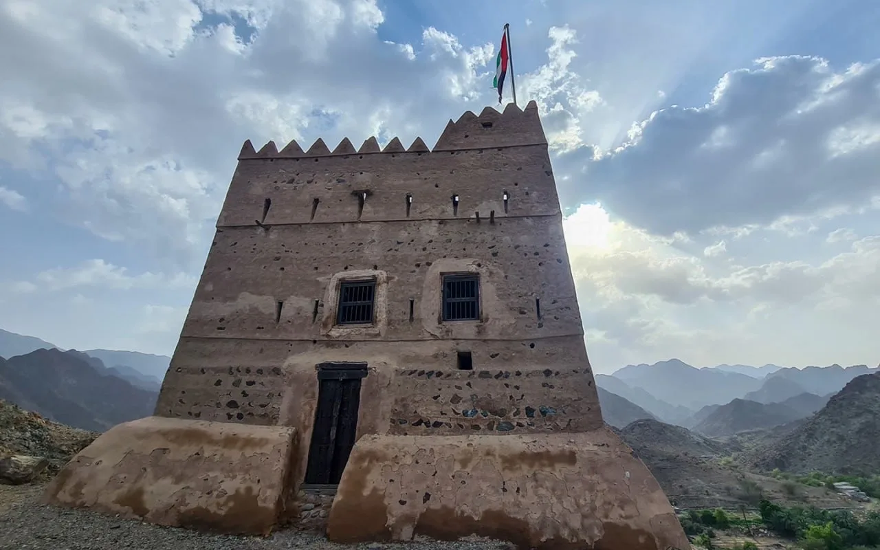 Вот уже 250 лет замок Al Hayl неустанно охраняет склоны Хаджарских гор.  Это «Архпросвет Иванович», 
